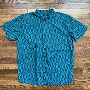 Patagonia Men’s Go-To Shirt in Penguin Squawk, Belay Blue